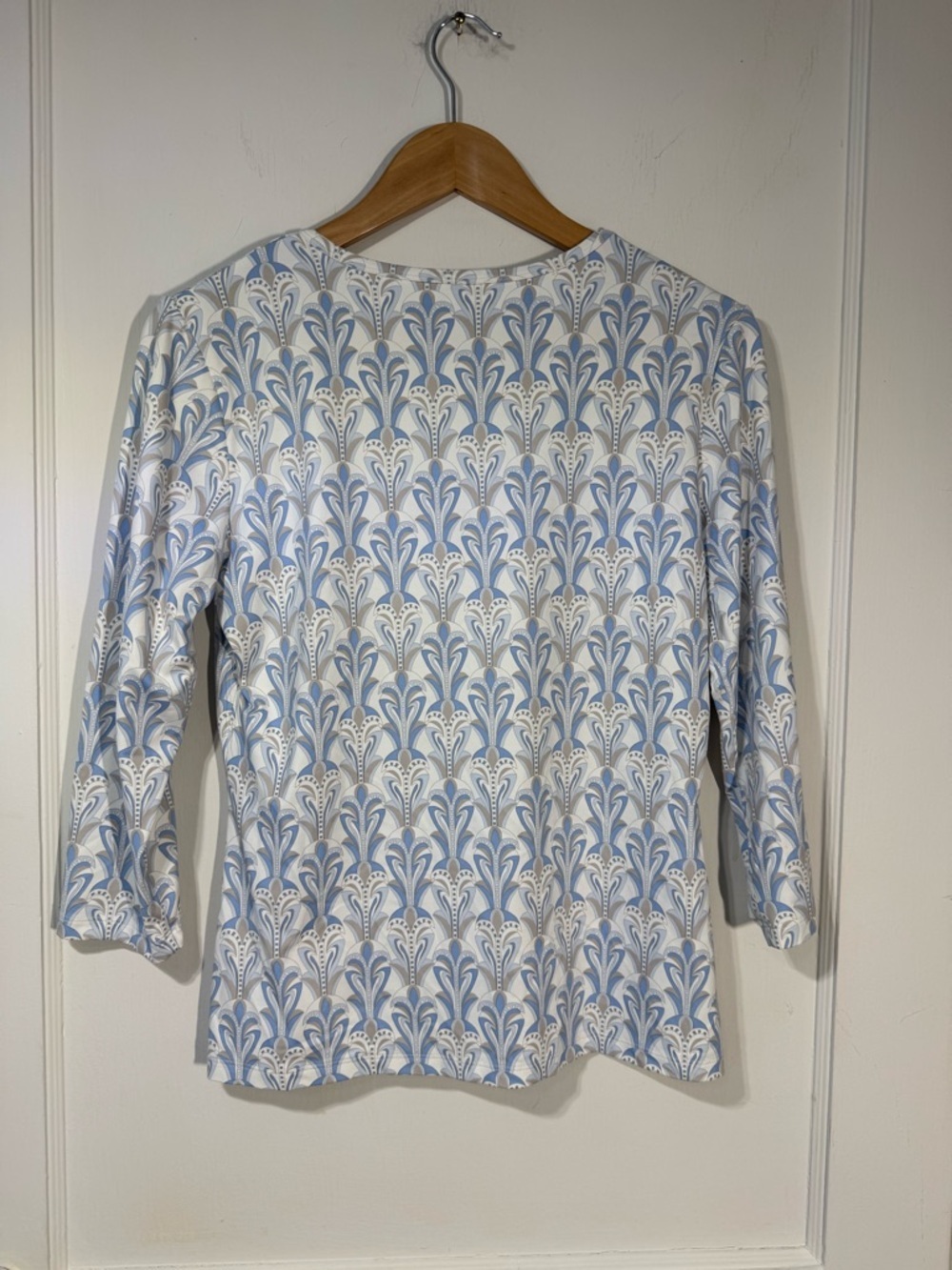 J. McLaughlin Blue and White Floral 3/4 Sleeve Top - Picture 3 of 3